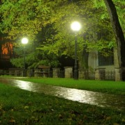 نورپردازی پیاده رو یک پارک در شب