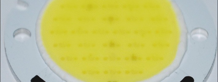 یک نمونه COB LED گرد. چیپ های LED به خوبی دیده می شوند