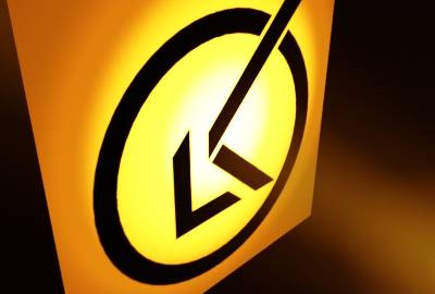 یک شبیه سازی کامپیوتری،رنگ نور (255و90و6) است،سوختگی فعال است.می بینید که در قسمت میانه تصویر ، رنگ ناچیز آبی مخلوط در رنگ اصلی ، دچار سوزش می شود و رنگ سفید حاصل می شود