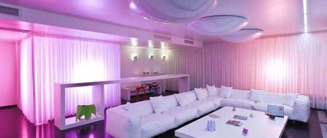 استفاده مناسب از پس زمینه نور بنفش در کنار روشنایی سفید رنگ محیط