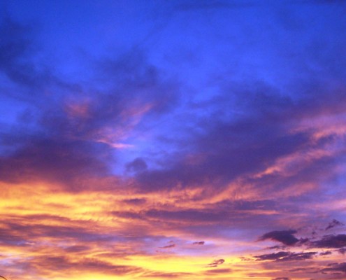 نمایی طبیعی از نورپردازی طبیعی در آسمان.ترکیب زیبای رنگ های آبی ، بنفش و زرد ایجاد حسی آرامش بخش و در عین حال انرژی زا می کند.