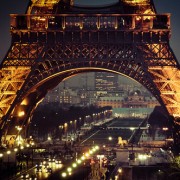 نورپردازی برج ایفل به وسیله چراغ های بخار سدیم کهربایی (نارنجی) رنگ