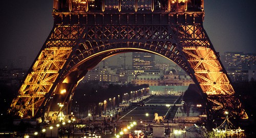 نورپردازی برج ایفل به وسیله چراغ های بخار سدیم کهربایی (نارنجی) رنگ