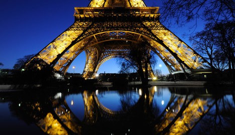 نمای پایین نورپردازی برج ایفل پاریس