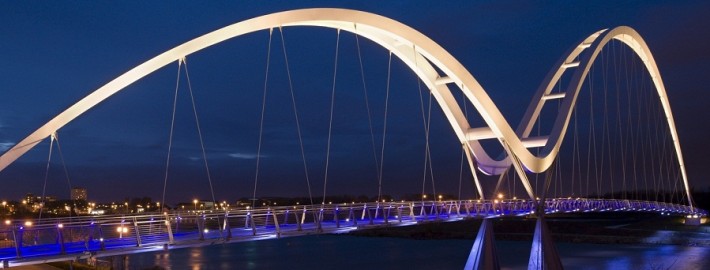 نورپردازی پل بی کران (infinity bridge) با رنگ های سفید و آبی