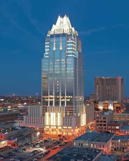 نورپردازی قسمت برجسته ساختمان موسسه Frost Bank