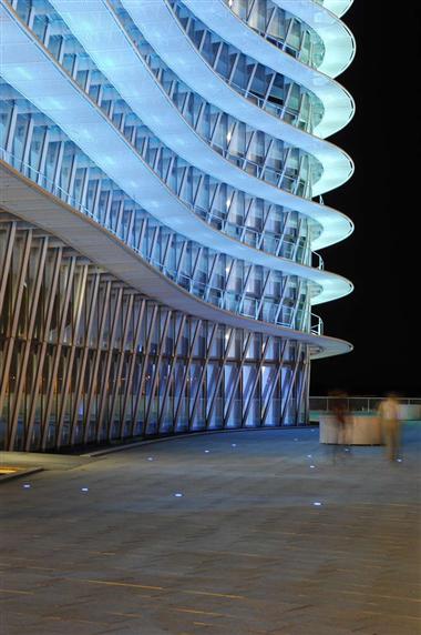 بهره وری از عناصر ساختمانی مدرن در نورپردازی،ساخمان برج آبی در اسپانیا (Water Tower)