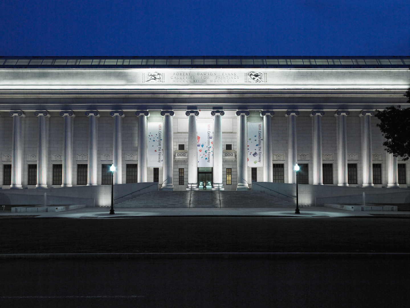 استفاده از نورپردازی ستون ها در افزایش شکوه ساختمان اداری (موزه هنرهای زیبا)