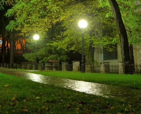 نورپردازی پیاده رو یک پارک در شب