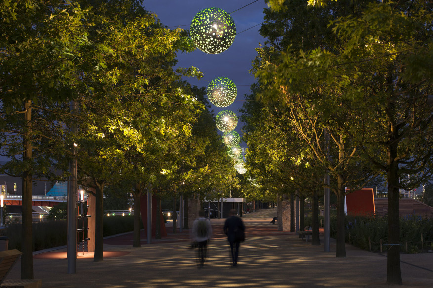 طراحی نورپردازی منتخب پارک المپیک ملکه الیزابت لندن کره های نورپردازی سبز