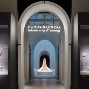 نورپردازی نمایشگاه بهارانه مرکز علمی تحقیقاتی جامه هنر "Art’s Costume Institute" در "موزه کلان شهری هنر" (Metropolitan Museum of Art)