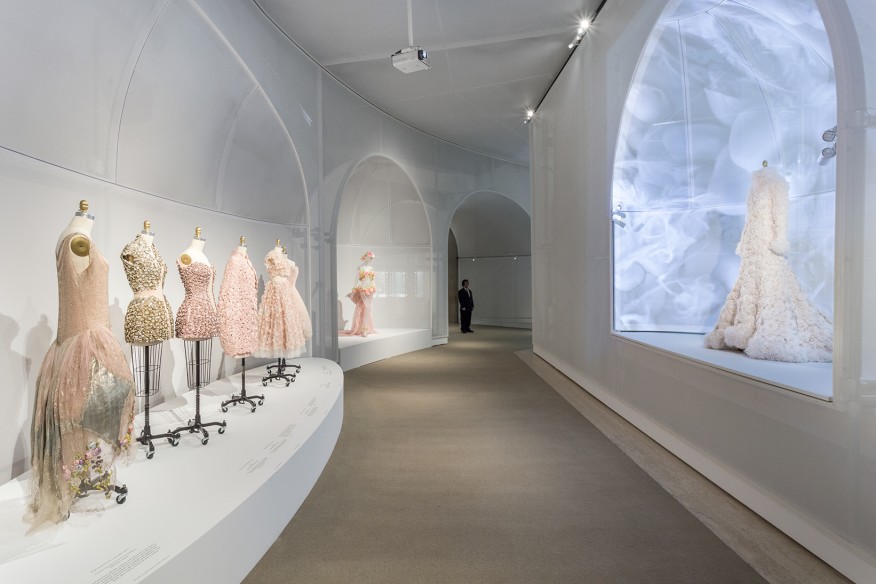 نورپردازی نمایشگاه-Brett BeyersThe نورپردازی گالری پیرامونی طبقه بالا، با نمایی به سمت ساختمان پیله.