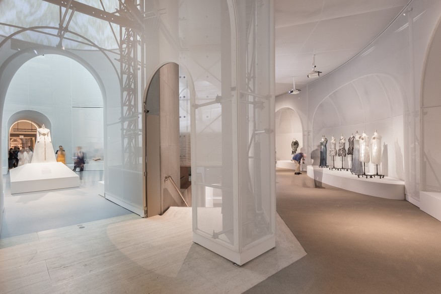 نورپردازی نمایشگاه-Brett BeyersThe نورپردازی گالری پیرامونی طبقه بالا، با نمایی به سمت ساختمان پیله.