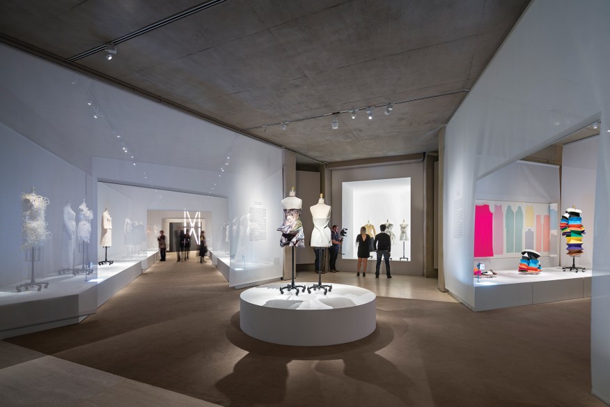 نورپردازی نمایشگاه-Albert Vecerka/Esto نورپردازی لباس در طبقع پایین