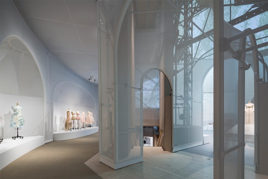 نورپردازی نمایشگاه-Albert Vecerka/Estoنورپردازی گالری پیرامونی طبقه بالا، با نمایی به سمت ساختمان پیله